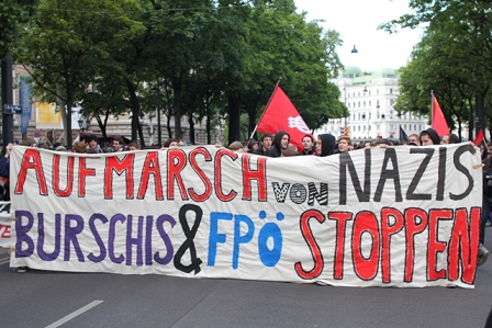 © Simon Welebil Front des Demozuges mit einem Transparent auf dem steht: Aufmarsch von Nazis, Burschis & FPÖ stoppen; sehr bunt